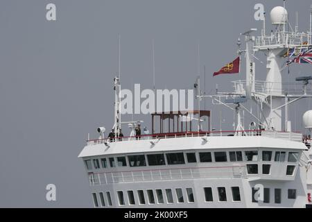 28th giugno, 2005 - il Solente, Portsmouth, Regno Unito la regina Elisabetta ll esamina le flotte internazionali riunite nel Solente, per ricordare la battaglia di Trafalgar 200 anni prima (1805) Foto Stock