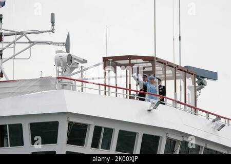 28th giugno, 2005 - il Solente, Portsmouth, Regno Unito la regina Elisabetta ll esamina le flotte internazionali riunite nel Solente, per ricordare la battaglia di Trafalgar 200 anni prima (1805) Foto Stock