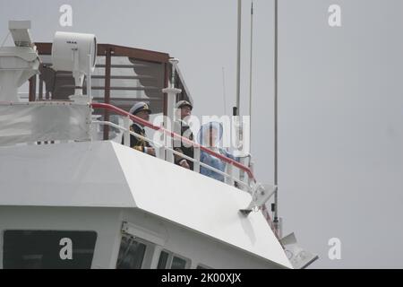 28th giugno, 2005 - il Solente, Portsmouth, Regno Unito la regina Elisabetta ll esamina le flotte internazionali riunite nel Solente, per ricordare la battaglia di Trafalgar 200 anni prima (1805) Foto Stock