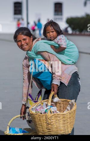 Colombia, Papayan, donna indigena e bambino al Parque Caldas che vende caramelle per strada Foto Stock