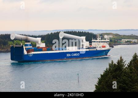Nave da carico RO-ro, connettore SC, con vele a rotore inclinabile riposte dal porto di Haugesund, Norvegia Foto Stock