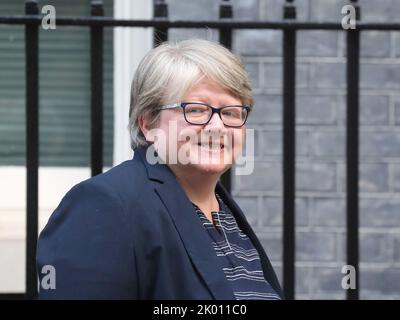 Londra, Regno Unito. 7th Set, 2022. Liz Truss, il nuovo primo Ministro, tiene il suo primo incontro con il suo nuovo Gabinetto. Il Segretario della Sanità e il Vice primo Ministro Therese Coffey lasciano l'odierna riunione del Gabinetto. Foto Stock