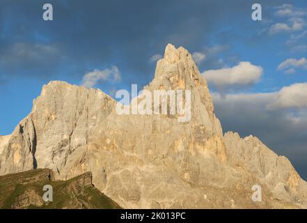 La vetta più alta delle Dolomiti italiane sulla destra, che si chiama Cimon della pala visto dal Passo Rolle nel nord Italia e il colore arancione che appare Foto Stock