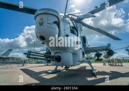 Singapore, 15 febbraio 2020: Vista a basso angolo dei Marines e dell'elicottero militare per il trasporto, con una pistola a tre barili. Foto Stock