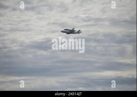 National Aeronautics and Space Administration (NASA) Space Shuttle Discovery che sorvola Washington. D.C., in viaggio finale alla sua casa museo permanente. Foto Stock