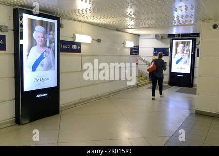 Londra, Regno Unito. 9th Set, 2022. Fenchurch Street station London bacheche informative mostrano una foto del Queen Credit: MARTIN DALTON/Alamy Live News Foto Stock