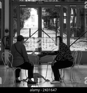 Persone che prendono acque termali, Sala delle sorgenti, Vichy, Allier, AURA Regione, Francia centrale Foto Stock