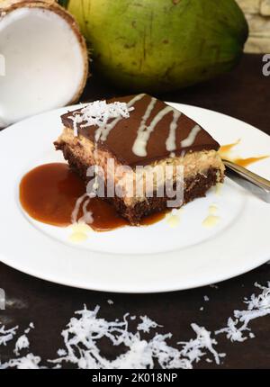 Cuocete su piatto bianco con un cucchiaio e salsa al caramello Foto Stock