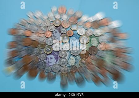 Banconote e contanti britannici. Per decenni le banconote e le monete britanniche hanno portato l’immagine della regina Elisabetta II, ora dovranno essere cambiate. IO Foto Stock