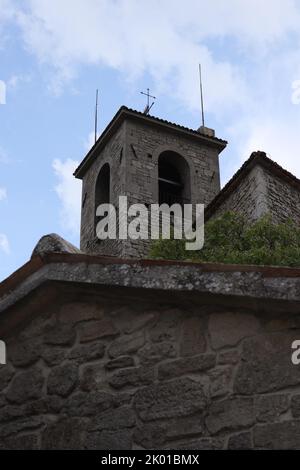 La parte superiore di un edificio di protezione che si trova nel centro storico della campagna sammarinese Foto Stock