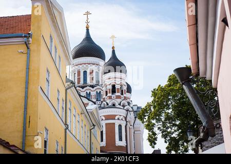 Alexander Nevsky Cattedrale sulla collina di Toompea a Tallinn, Estonia sparato da Pikk jalg (inglese: Gamba lunga) strada. Foto Stock