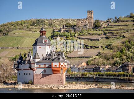 La città di Kaub con Pfalzgrafenstein Toll Castello e Gutenfels Castello sulla collina sopra Foto Stock