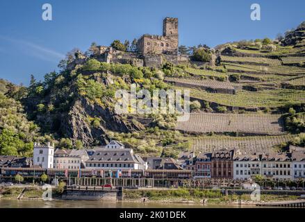 La città di Kaub con il Castello di Gutenfels sulla collina sopra Foto Stock