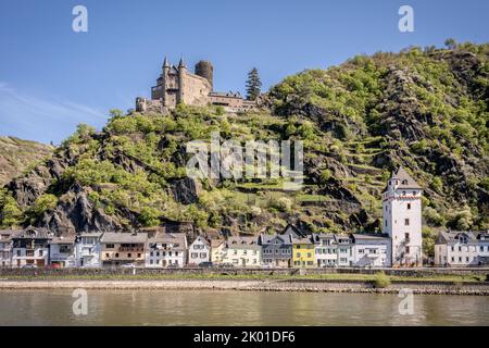 Katz Castello, sopra Viereckiger Turm (torre) e la città di San Goarshausen Foto Stock