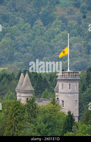 Balmoral, Scozia, Regno Unito. 9th settembre 2022. Bandiera reale (leone rampant) a metà albero che sorvola il castello di Balmoral oggi dopo la morte di S.A.R. Regina Elisabetta II ieri. Iain Masterton/Alamy Live News Foto Stock