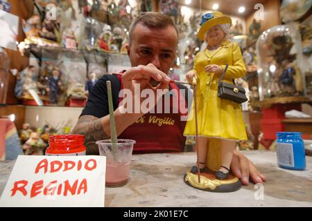 Napoli, Italia. 09th Set, 2022. L'artigiano Gennaro di Virgilio lavora su una figurina raffigurante la Regina Elisabetta II presso la sua bottega in Via San Gregorio Armeno, la famosa strada di Napoli dedicata alla produzione di figurine natività. Credit: Independent Photo Agency/Alamy Live News Foto Stock