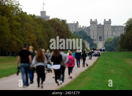 I pianatori si dirigono lungo la Long Walk per rendere omaggio al Castello di Windsor, Berkshire, dopo la morte della Regina Elisabetta II il giovedì. Data immagine: Venerdì 9 settembre 2022. Foto Stock