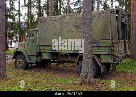 Powerpark, Finlandia - 20 giugno 2022: Camion militare con mimetizzazione in un piccolo lotto forestale Foto Stock