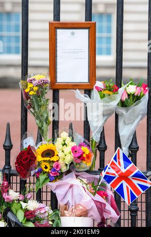 Londra, Regno Unito. 9 settembre 2022. L'avviso ufficiale che annuncia la morte della regina fuori Buckingham Palace, Londra, a seguito della morte della regina Elisabetta II di giovedì. Data immagine: Venerdì 9 settembre 2022. Il credito fotografico dovrebbe essere: Matt Crossick/Empics/Alamy Live News Foto Stock