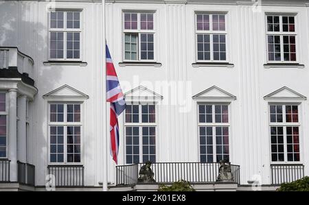Amburgo, Germania. 09th Set, 2022. L'Union Jack, bandiera nazionale del Regno Unito, è appeso a mezza asta di fronte al Consolato britannico sull'Alster esterno. La regina britannica Elisabetta II morì ieri (08.09.2022) all'età di 96 anni. Credit: Marcus Brandt/dpa/Alamy Live News Foto Stock