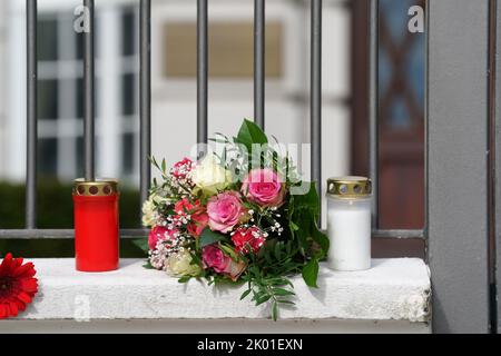 Amburgo, Germania. 09th Set, 2022. I fiori si trovano di fronte al Consolato britannico sull'Alster esterno. La regina britannica Elisabetta II morì ieri (08.09.2022) all'età di 96 anni. Credit: Marcus Brandt/dpa/Alamy Live News Foto Stock