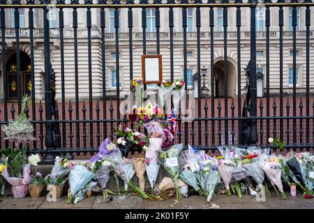 Londra, Regno Unito. 9 settembre 2022. L'avviso di morte e tributi floreali fuori Buckingham Palace. Il giorno prima, fu annunciato che la regina Elisabetta II, il monarca più longevo della storia britannica, era morta all'età di 96 anni a Balmoral, in Scozia. Suo figlio, ora conosciuto come re Carlo III, la succederà. Credit: Stephen Chung / Alamy Live News Foto Stock