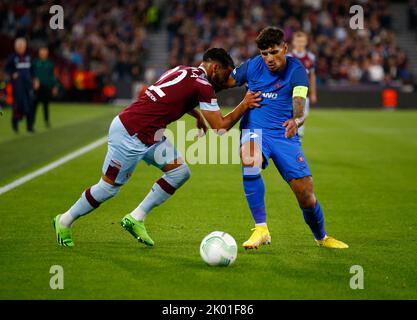 L-R West Ham United ha detto Benrahma e Florinel Coman del Fotbal Club FCSB in azione durante la partita di calcio UEFA Europa Conference League Group B. Foto Stock