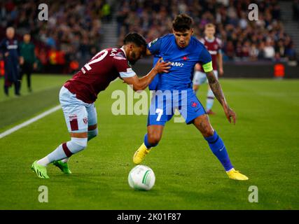 L-R West Ham United ha detto Benrahma e Florinel Coman del Fotbal Club FCSB in azione durante la partita di calcio UEFA Europa Conference League Group B. Foto Stock