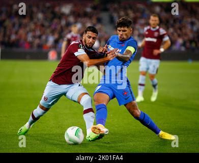 L-R West Ham United ha detto Benrahma e Florinel Coman del Fotbal Club FCSB in azione durante la partita di calcio UEFA Europa Conference League Group B. Foto Stock