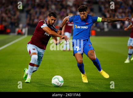 L-R West Ham United ha detto Benrahma e Florinel Coman del Fotbal Club FCSB in azione durante la partita di calcio UEFA Europa Conference League Group B. Foto Stock