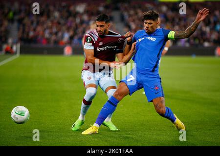 L-R West Ham United ha detto Benrahma e Florinel Coman del Fotbal Club FCSB in azione durante la partita di calcio UEFA Europa Conference League Group B. Foto Stock