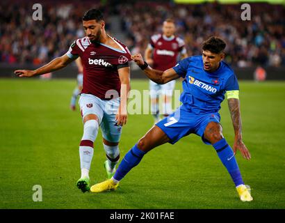 L-R West Ham United ha detto Benrahma e Florinel Coman del Fotbal Club FCSB in azione durante la partita di calcio UEFA Europa Conference League Group B. Foto Stock