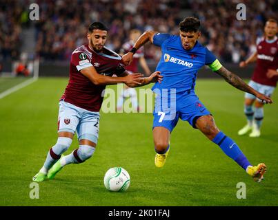 L-R West Ham United ha detto Benrahma e Florinel Coman del Fotbal Club FCSB in azione durante la partita di calcio UEFA Europa Conference League Group B. Foto Stock