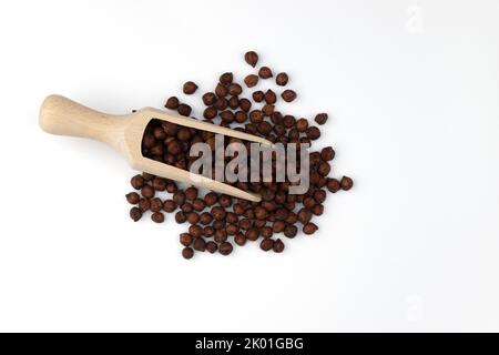 ceci organici marrone secco in paletta di legno isolato su sfondo bianco primo piano, vista dall'alto Foto Stock