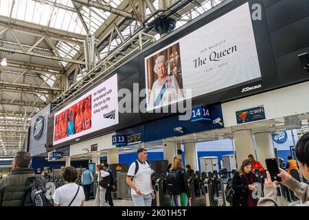 Londra, Regno Unito. 9th Set, 2022. Un ritratto di sua Maestà la Regina Elisabetta II è esposto alla stazione di Waterloo Londra in tributo mentre la nazione inizia un periodo di lutto di 10 giorni. La regina Elisabetta morì mercoledì 8 settembre, che il più lungo monarca britannico servente e sarà succeduta da suo figlio . Credit: amer Ghazzal/Alamy Live News Foto Stock