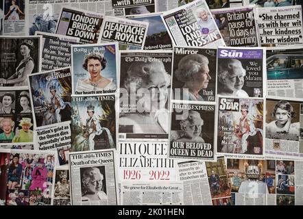 Londra, Inghilterra - 09 settembre 2022: Prime pagine di giornali che riportano la morte della Regina Elisabetta II, che è scomparsa di 96 anni il 8th 20 settembre Foto Stock