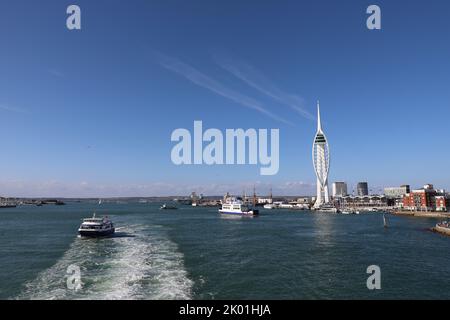 Vista dello skyline di Portsmouth (inclusa la Spinnaker Tower) attraverso il Solent, con un traghetto passeggeri sulla sinistra. Foto Stock