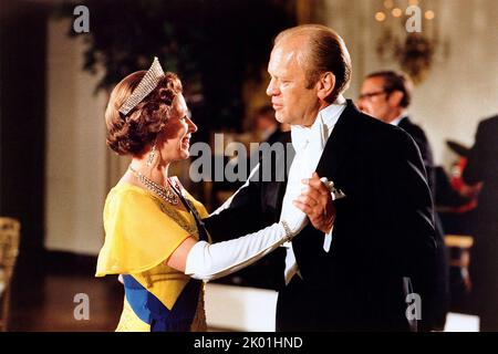 Fotografia del presidente Gerald Ford che ballava con la regina Elisabetta II durante una cena di Stato tenuta in suo onore 1976 - foto di Ricardo Thomas Foto Stock