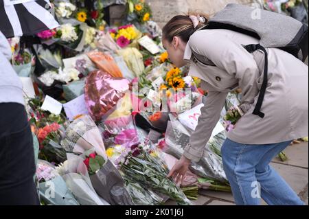 Londra, Inghilterra, Regno Unito. 9th Set, 2022. I tributi dei fiori sono stati lasciati fuori Buckingham Palace mentre il Regno Unito lutto la regina Elisabetta II (Credit Image: © Thomas Krych/ZUMA Press Wire) Foto Stock
