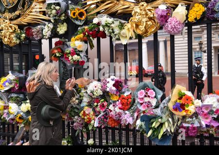 Londra, Inghilterra, Regno Unito. 9th Set, 2022. I tributi dei fiori sono stati lasciati fuori Buckingham Palace mentre il Regno Unito lutto la regina Elisabetta II (Credit Image: © Thomas Krych/ZUMA Press Wire) Foto Stock