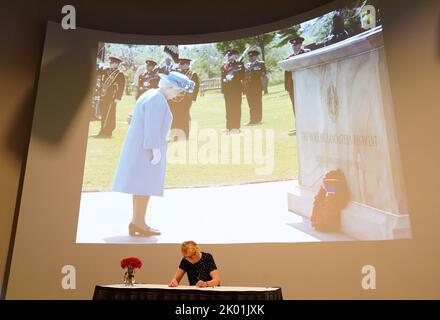 Un membro del pubblico firma il libro delle condoglianze presso l'Arboreto commemorativo Nazionale di Alrewas, in seguito alla morte della Regina Elisabetta II di giovedì. Data immagine: Venerdì 9 settembre 2022. Foto Stock