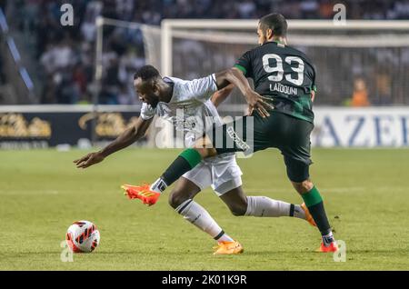 Baku, Azerbaigian – 3 agosto 2022. Il centrocampista di Ferencvaros Aissa Laidouni contro l'attaccante di Qarabag Owusu Kwabena durante il qualificat della UEFA Champions League Foto Stock