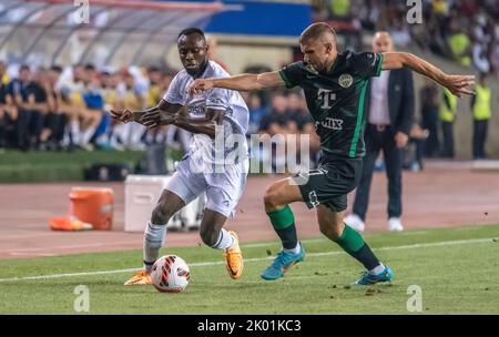 Baku, Azerbaigian – 3 agosto 2022. Ferencvaros ha lasciato Eldar Civic contro l'attaccante del Qarabag Owusu Kwabena durante le qualifiche della UEFA Champions League Foto Stock