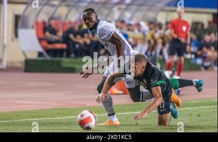 Baku, Azerbaigian – 3 agosto 2022. Ferencvaros ha lasciato Eldar Civic contro l'attaccante del Qarabag Owusu Kwabena durante le qualifiche della UEFA Champions League Foto Stock