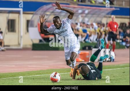 Baku, Azerbaigian – 3 agosto 2022. Ferencvaros ha lasciato Eldar Civic contro l'attaccante del Qarabag Owusu Kwabena durante le qualifiche della UEFA Champions League Foto Stock