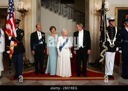 Il presidente George W. Bush e la signora Laura Bush Escort sua Maestà la regina Elisabetta II e sua altezza reale il principe Filippo. Foto Stock