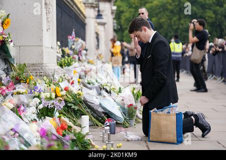 Un uomo è sconvolto fuori Buckingham Palace, Londra, dopo la morte della regina Elisabetta II di giovedì. Data immagine: Venerdì 9 settembre 2022. Foto Stock