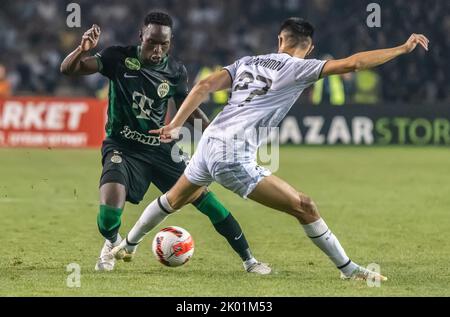 Baku, Azerbaigian – 3 agosto 2022. L'attaccante di Ferencvaros Adama Traore contro Qarabag, la schiena sinistra Toral Bayramov durante la qualifica della UEFA Champions League Foto Stock