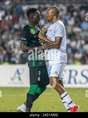 Baku, Azerbaigian – 3 agosto 2022. Julio Rodrigues Romao, centrocampista di Qarabag, spinge il attaccante di Ferencvaros Adama Traore durante la UEFA Champions League qua Foto Stock