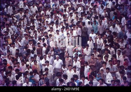 Folla che si riunisce su Janmashtami, Bombay Foto Stock